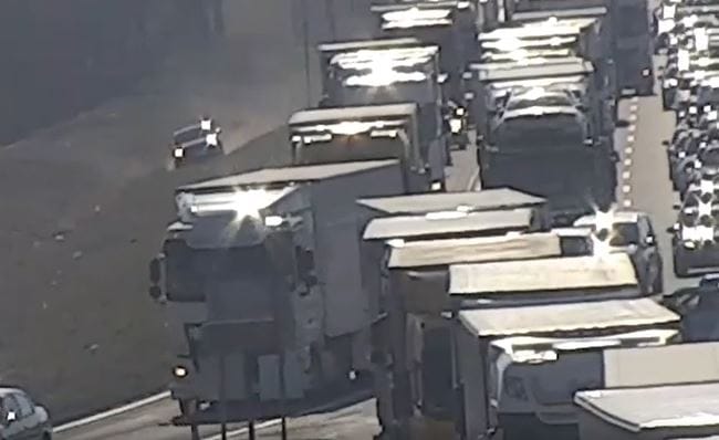 Az M1-es autópálya oldalán lévő rézsűn akarta kikerülni a dugót egy sofőr – videó