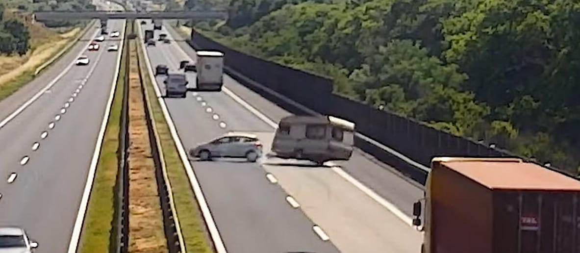 Videó: rommá tört egy lakókocsit vontató autó az M3-ason