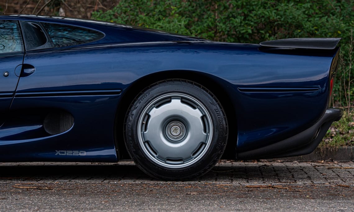 Szinte újként árulnak egy hamarosan oldtimer, szupergyors Jaguar XJ220-at