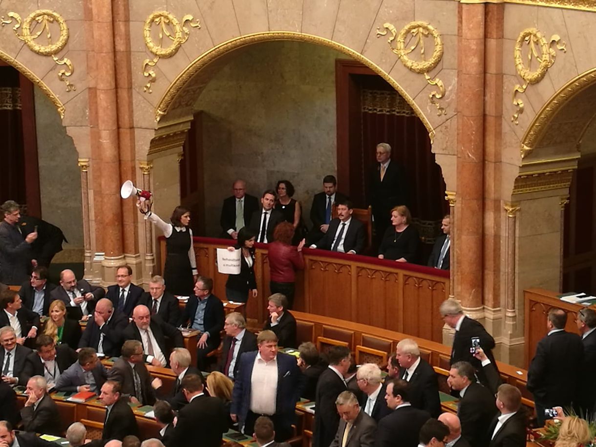 Botrány a Parlamentben: Áder gyorsan elhagyta az üléstermet