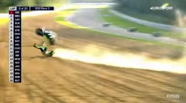 Irtózatosat bukott 276 km/h-s tempónál egy motorversenyző – videó