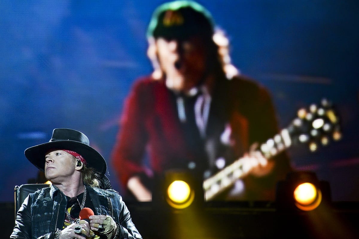 Kacsamozgás, kisiskolás jelmez és kemény rock and roll immár 65 éve: szülinapos Angus Young