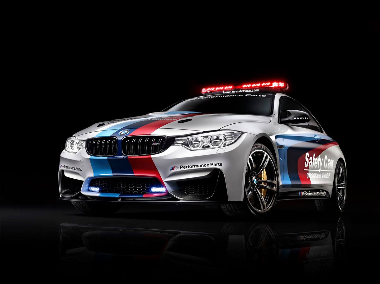 Itt az M4-es BMW, amely a MotoGP sztárjai előtt repeszthet