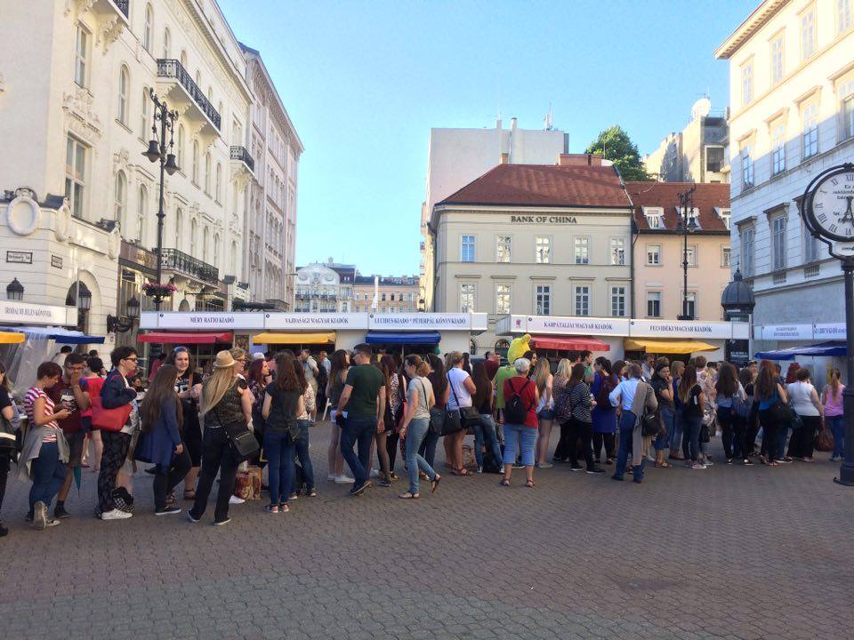 Ki nem találná, ki volt a könyvheti dedikálások legnagyobb sztárja