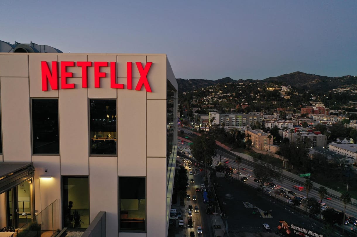 Tagadja az NMHH, hogy megkeresték volna a holland médiahatóságot a netflixes mese miatt, melyben lányok csókolóznak