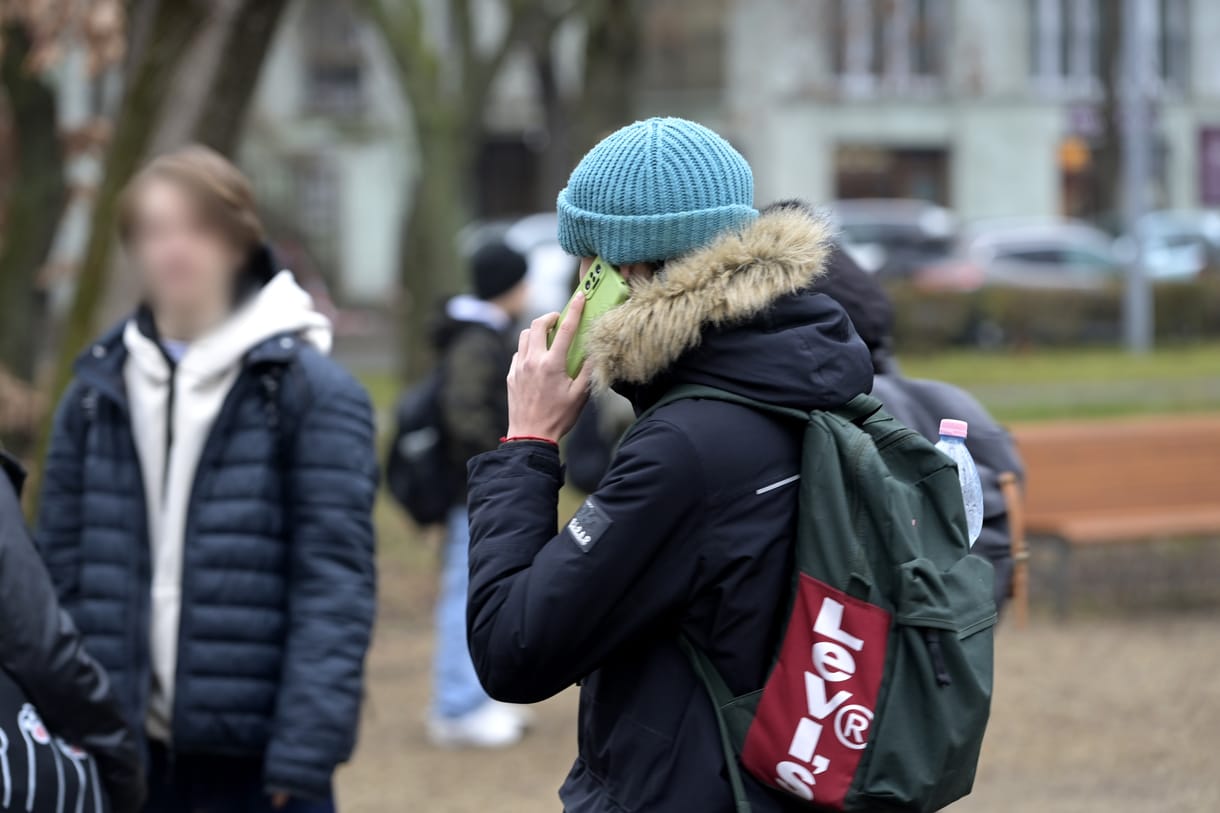 „Most elég rossz, hogy nem lehet náluk telefon” – van, aki nem éri el a gyerekét az iskolai bombariadók alatt