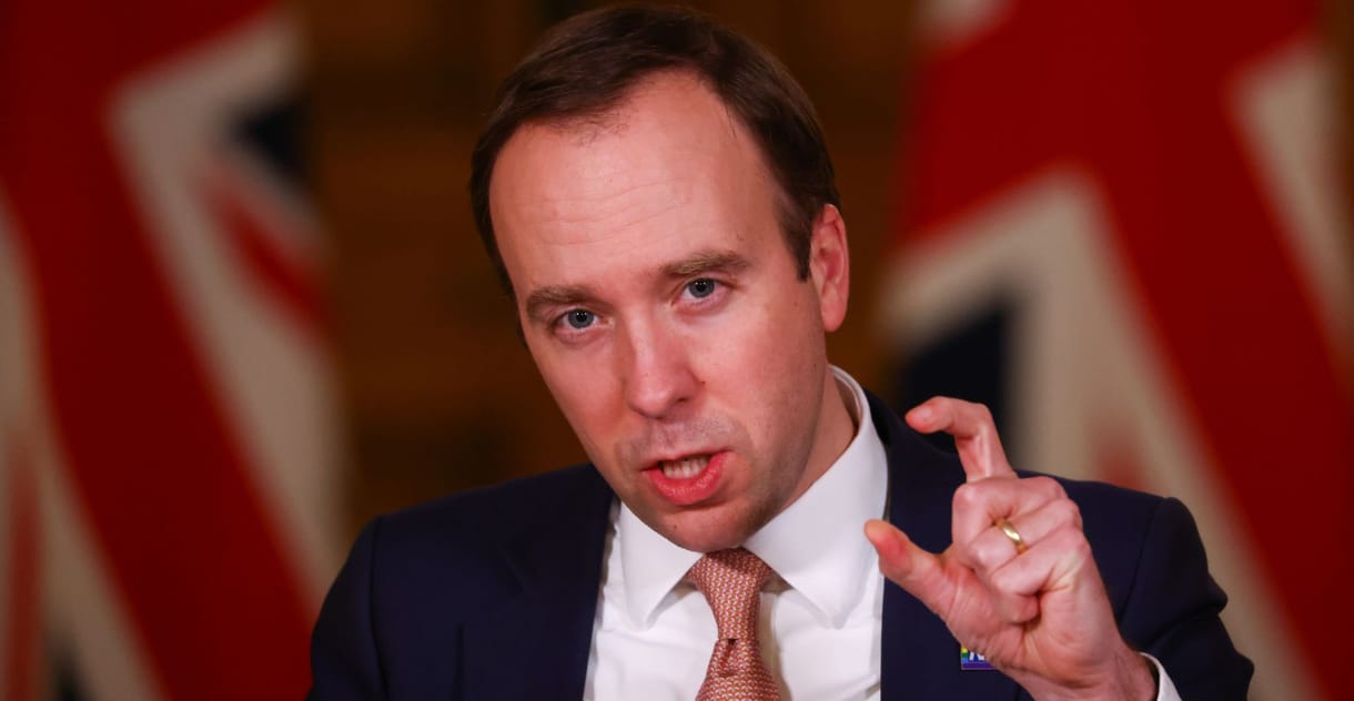 Lemondott a brit egészségügyi miniszter, mert rajtakapták egy kollégájával