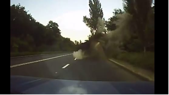 Elképesztő videó: Rakéta gyűri fel az aszfaltot a Lada orra előtt Ukrajnában