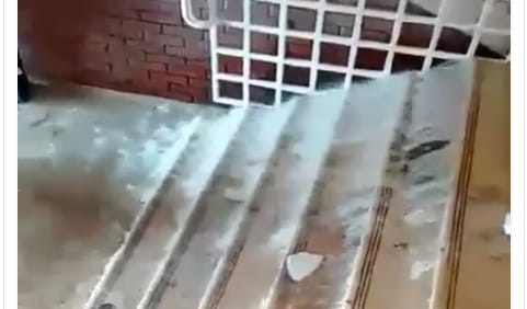 Csőtörés után spontán vízesés az ország 6. legjobb középiskolájában – videók