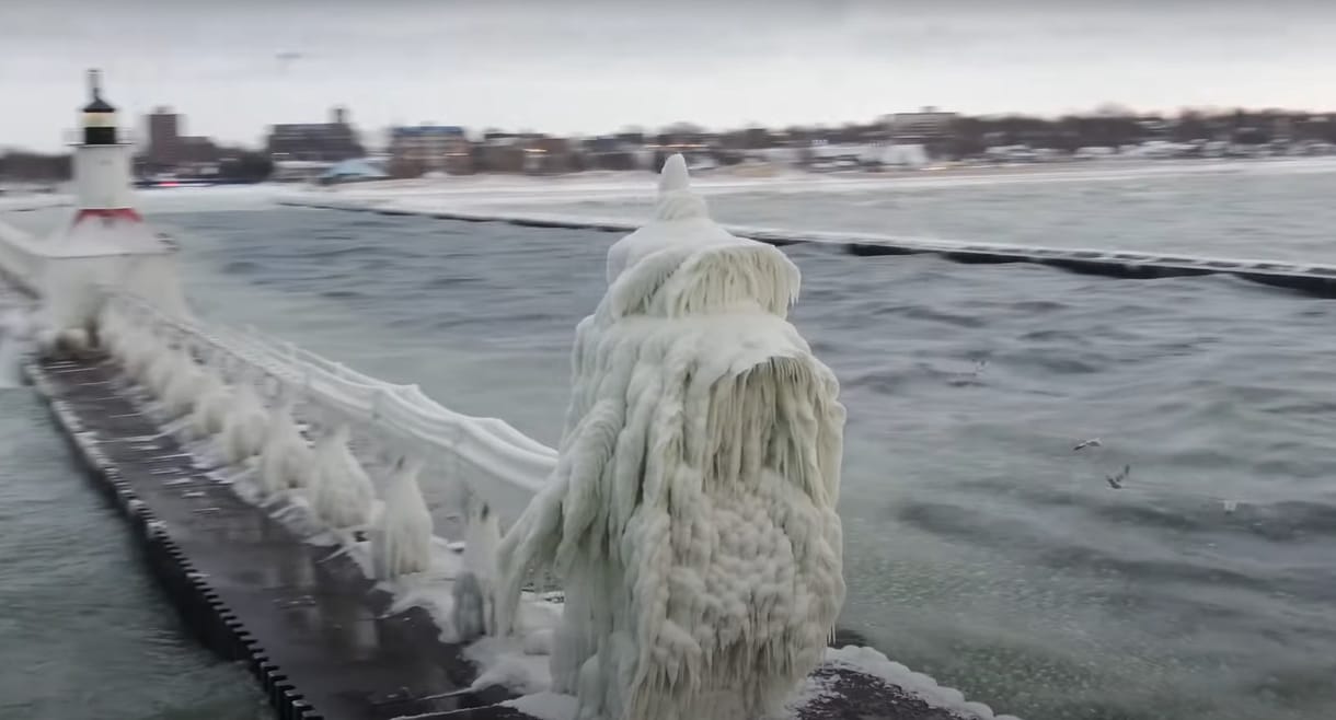 Mesebeli lénnyé fagyasztotta a Michigan-tó világítótornyát a téli hideg