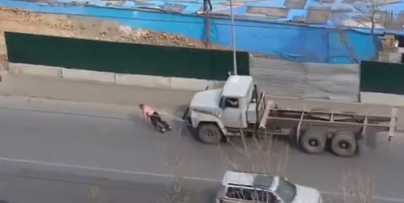 Videó: Mit csinál egy orosz, ha kifogy az üzemanyaga?