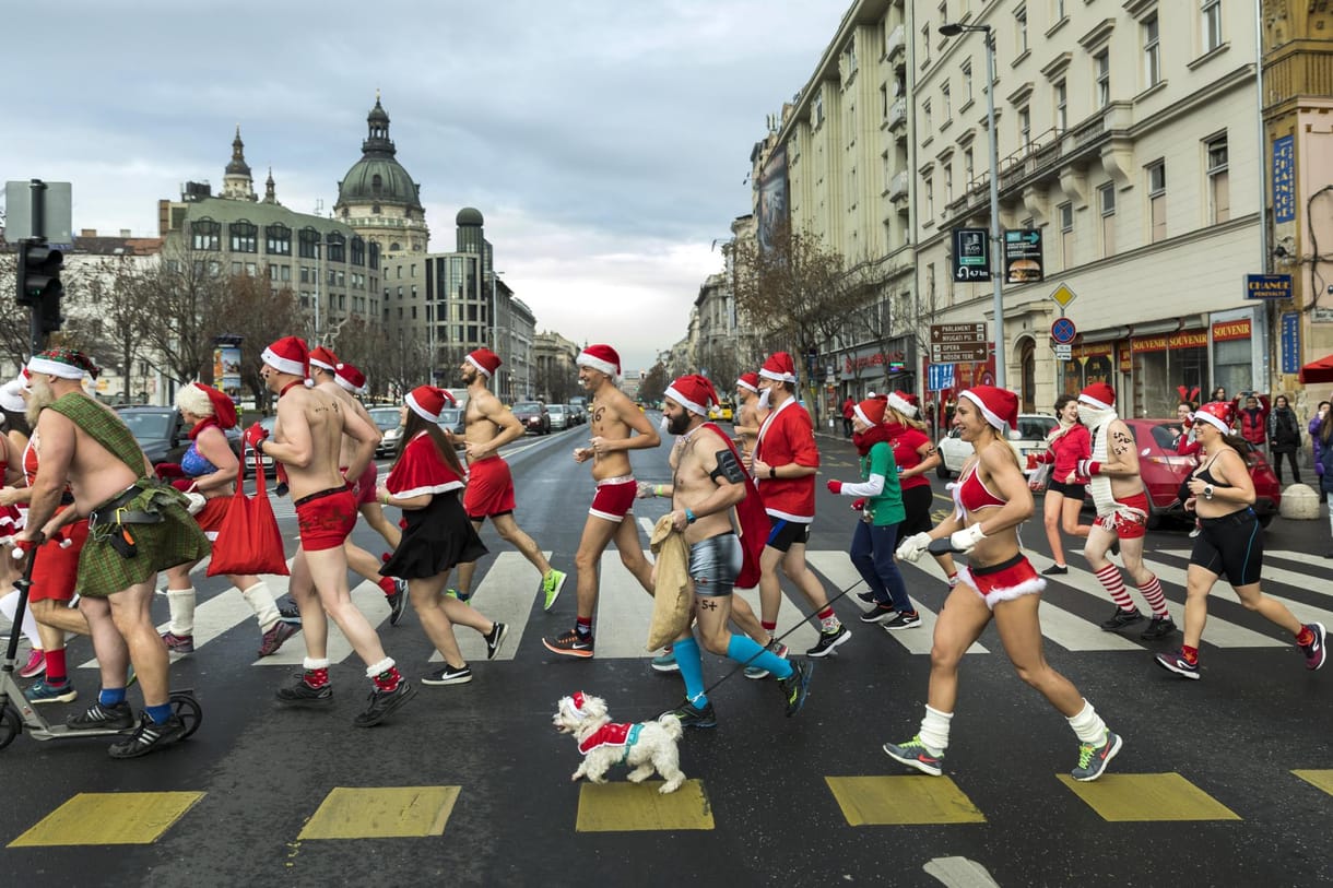 Bikinis és félmeztelen Mikulások kocogtak a belvárosban (fotók)