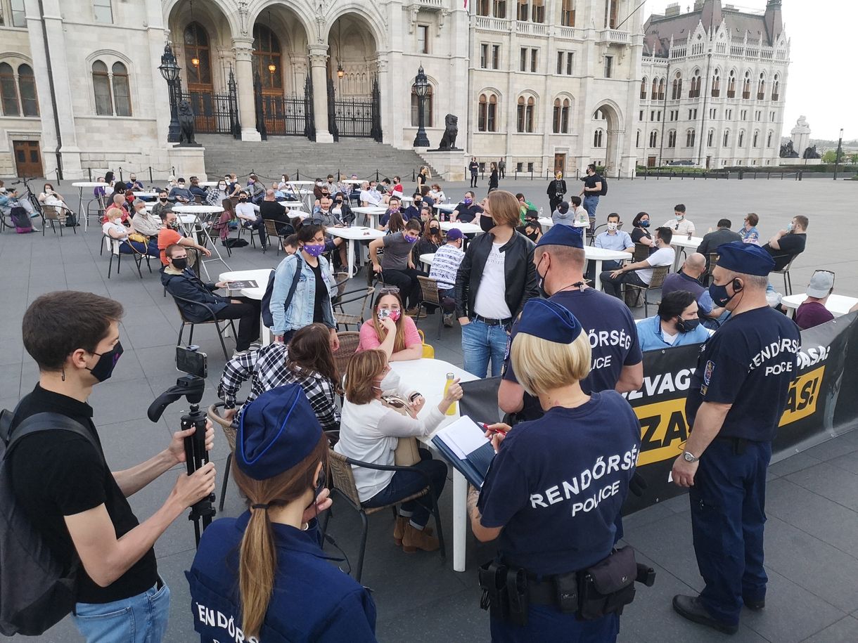 A Momentum nyitott egy teraszt a Parlamentnél, kijöttek a rendőrök
