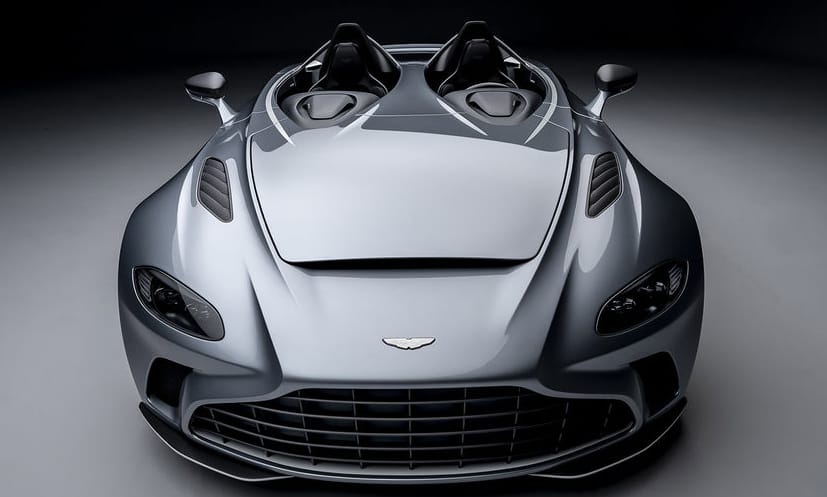 Szélvédő nélküli 700 lóerős Aston Martin érkezett