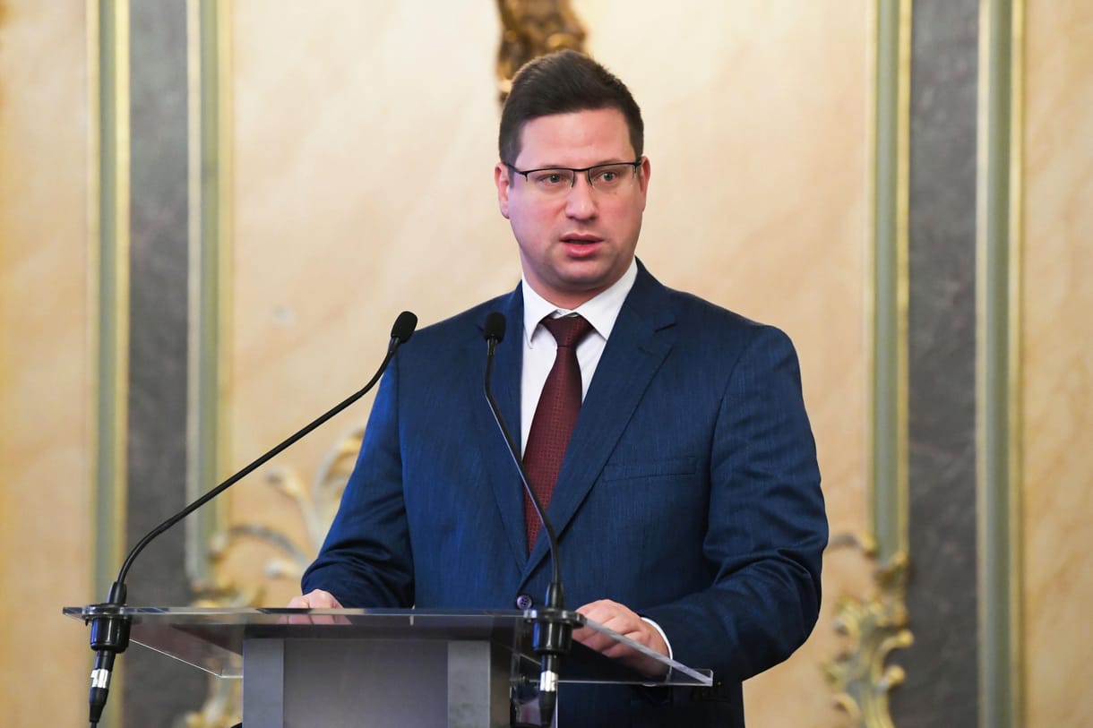 Gulyás újból megígérte, hogy januártól emelik a tanárok bérét