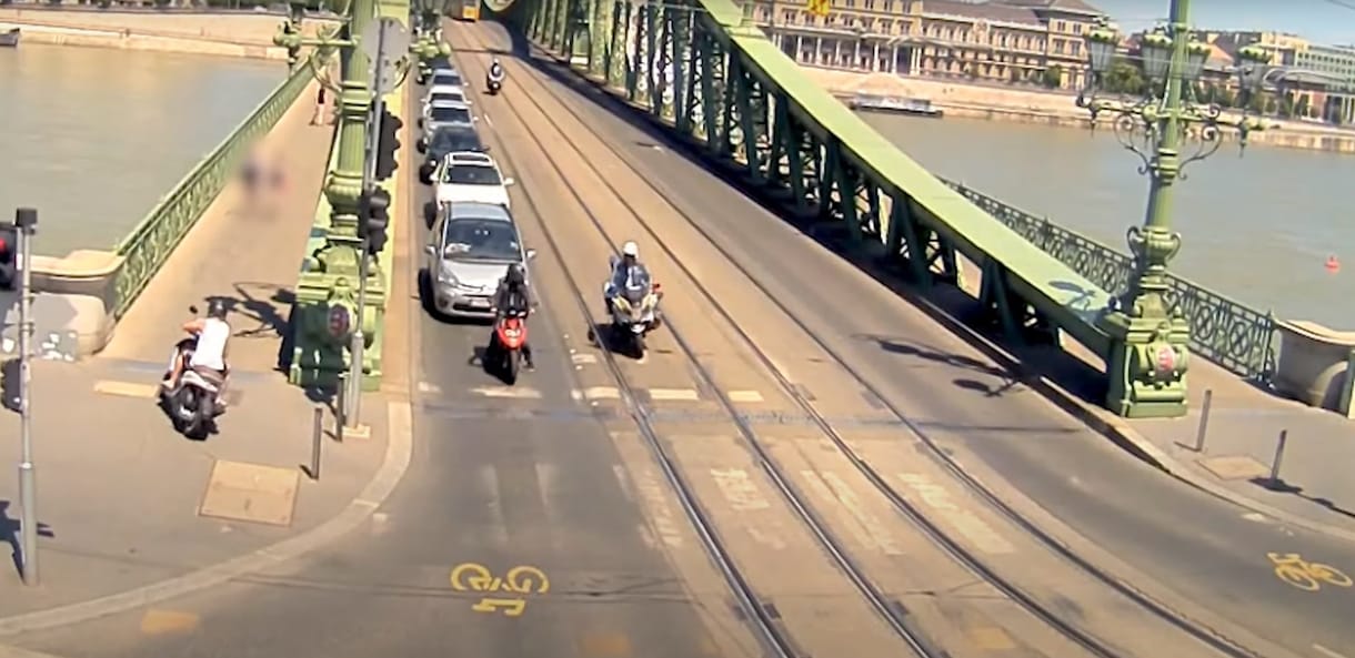 A járdára felhajtva próbált meglógni a rendőrök elől egy robogós Budapesten