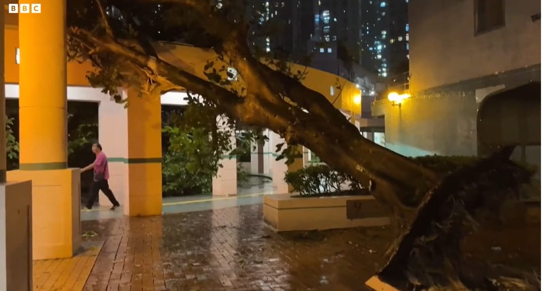 Videón, ahogy a Saola tájfun pusztít Hongkongban