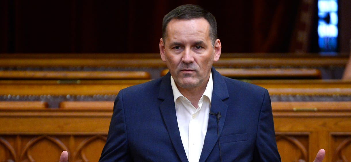 Volner János Huxit pártjára csak a fejünket érdemes felkapni, a vizet nem