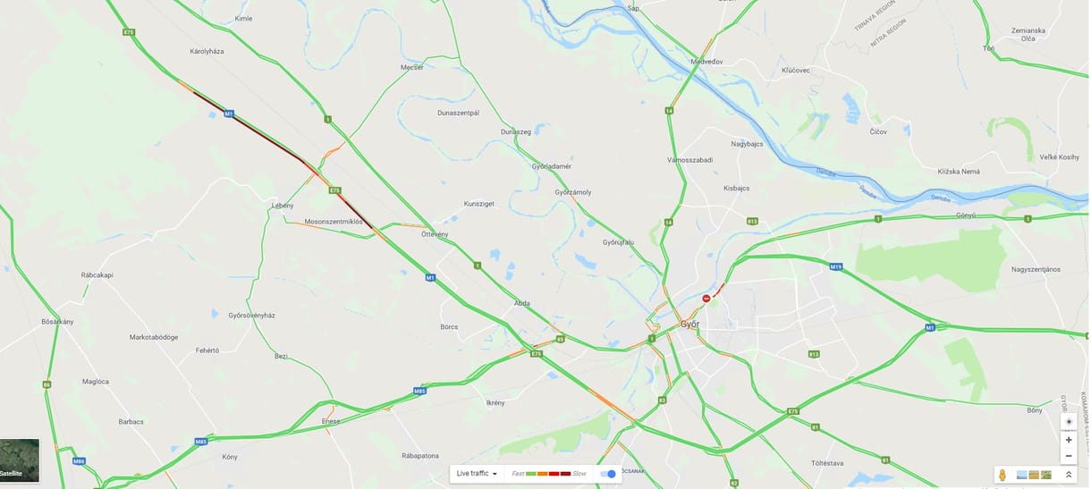 Az erős szél miatt felborult egy kamion az M1-esen