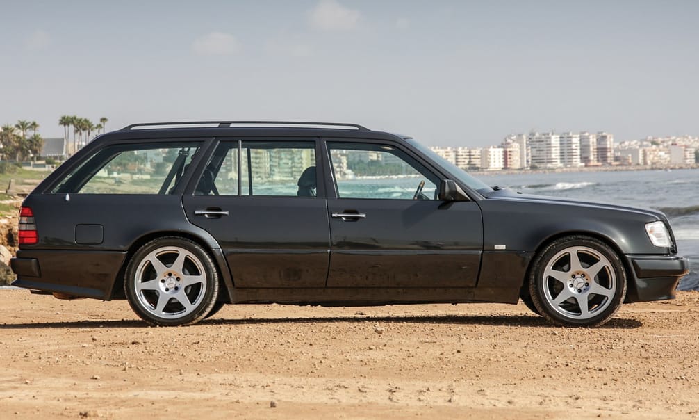 Gyönyörű izomkombi a 90-es évek elejéről: eladó egy alig használt Mercedes E36T AMG