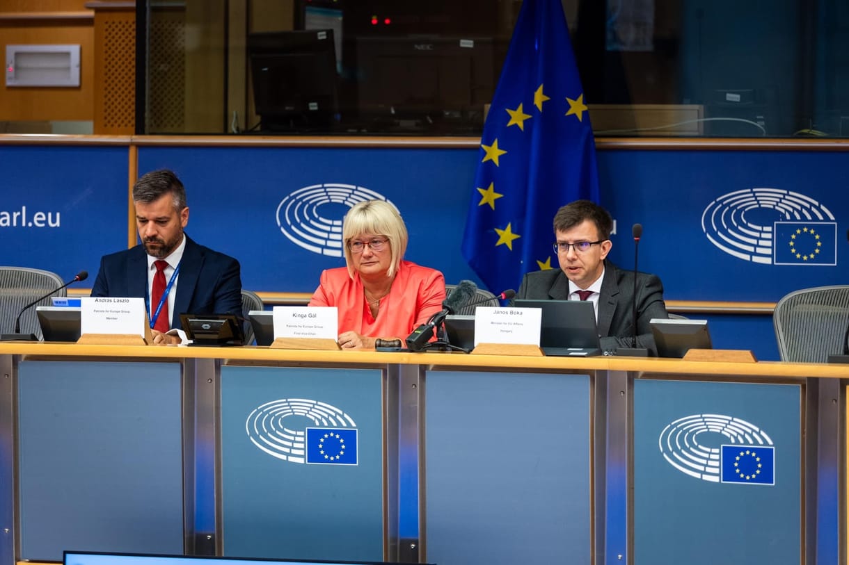 Brüsszelben magyarázza a kormány az oroszokat segítő Nemzeti Kártya-rendszert