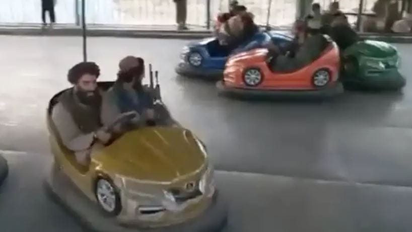 Dodzsemező, körhintázó tálib harcosokról terjednek videók