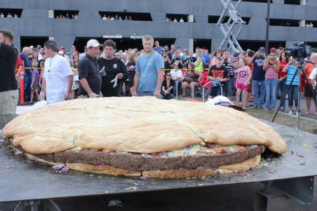 Ekkora sajtburgert még senki sem látott - fotó