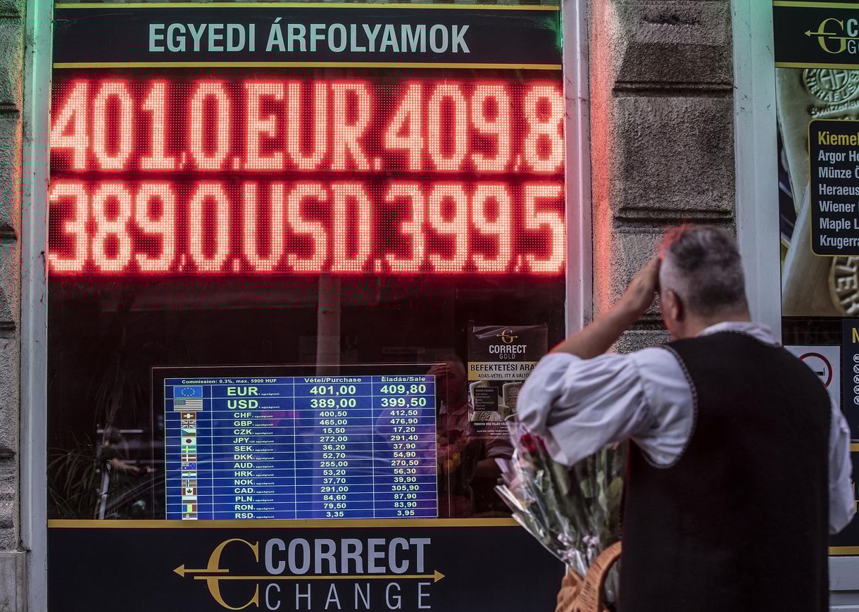 Újra gyengül a forint, de este jöhet az igazi hidegzuhany