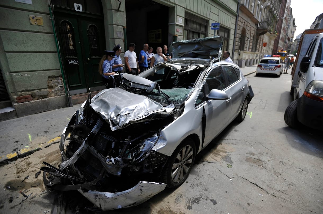 Képek jöttek a VIII. kerületben összetört Opelről