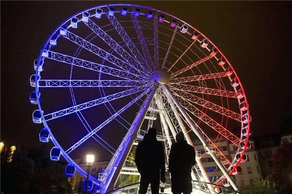 Fotó: francia színekben az Erzsébet téri óriáskerék
