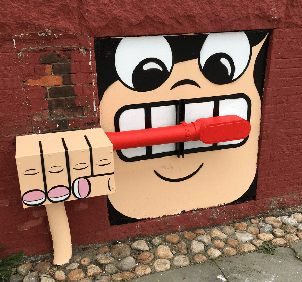 A város sivár pontjaiból varázsol apró csodákat egy street art művész