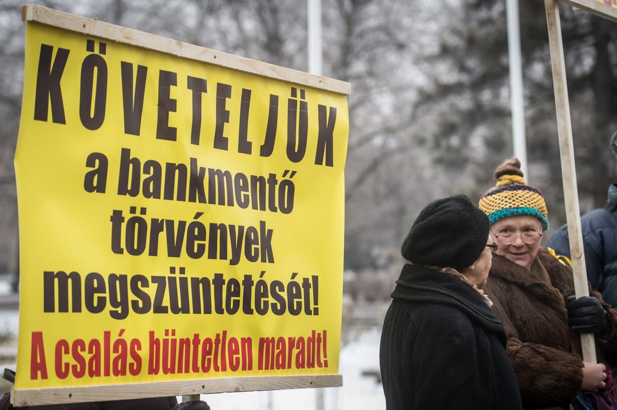Jogtalanul tiltották meg, hogy Orbán háza elé vonuljanak a devizahitelesek
