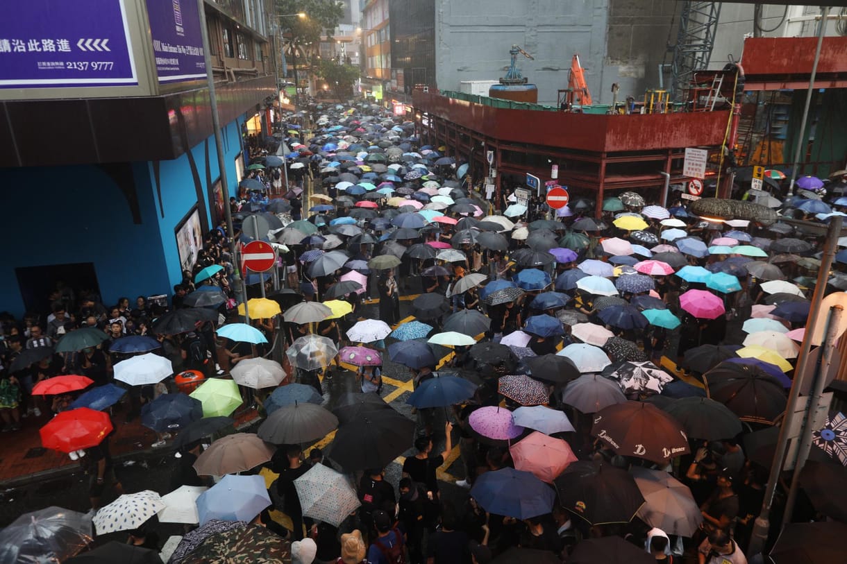 Erőszakba és káoszba süllyed Hongkong