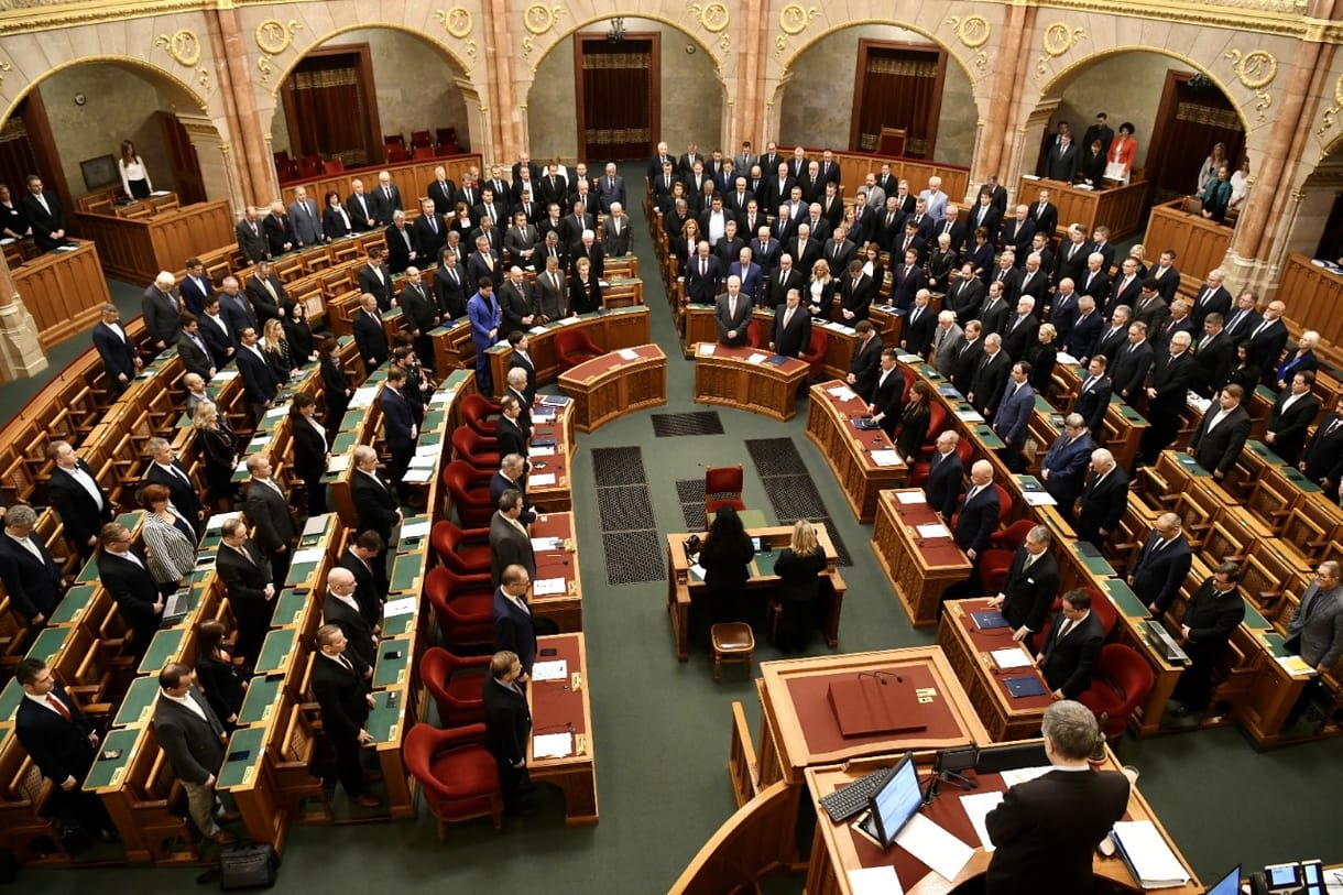 A benyújtás után egy nappal már el is fogadják a törvényt a kormány átalakításáról