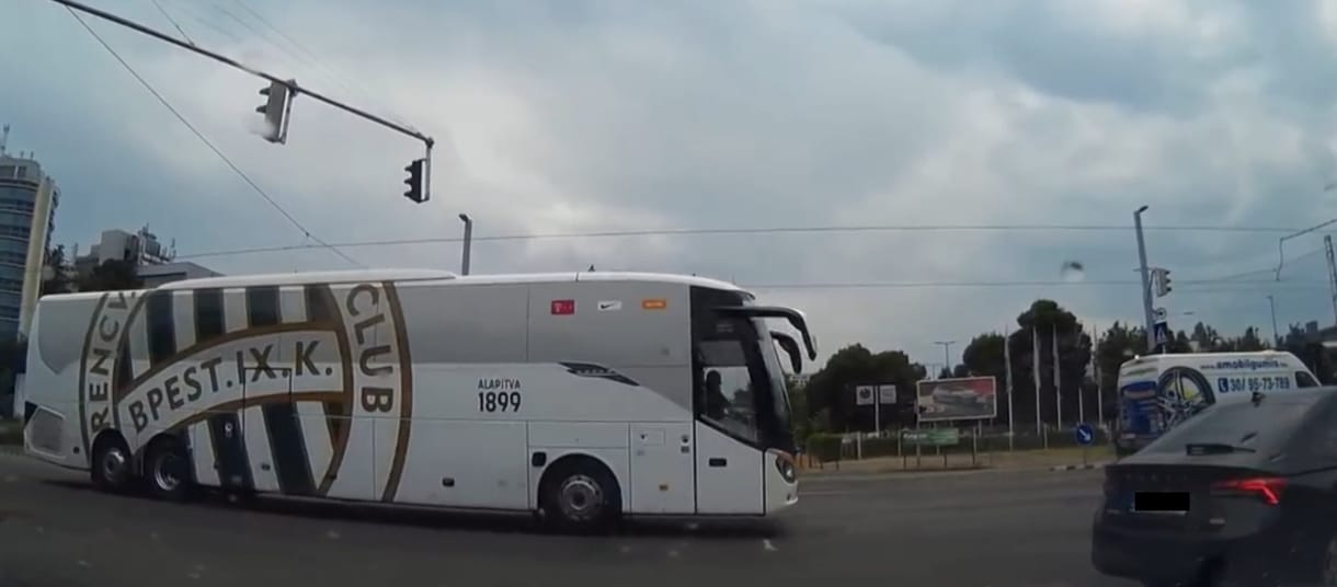 Rendőri felvezetéssel vágott át a budapesti dugón a Fradi csapatbusza