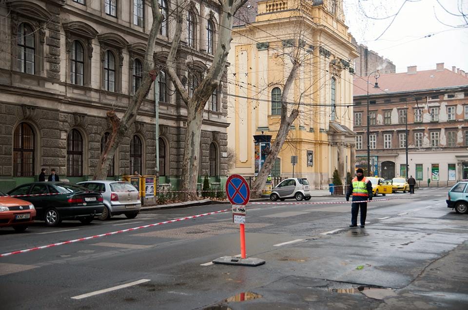 Fotók: Orbán miatt tilos a parkolás több utcában?