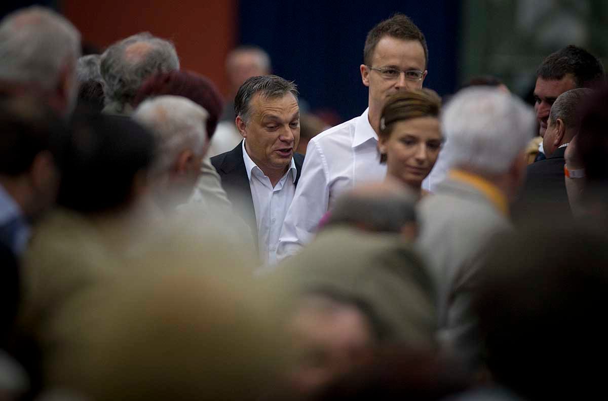 Felállva tapsoltak a Csodák Palotájában megjelenő Orbánnak