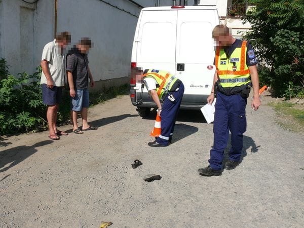 Tolató furgon ütött el egy nőt - fotók