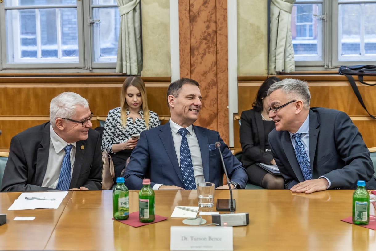 Hiába lázadt a kamara a kormányzati terv ellen, a kirendelt ügyvédek díját az állam helyett ezután más ügyvédek fizetik