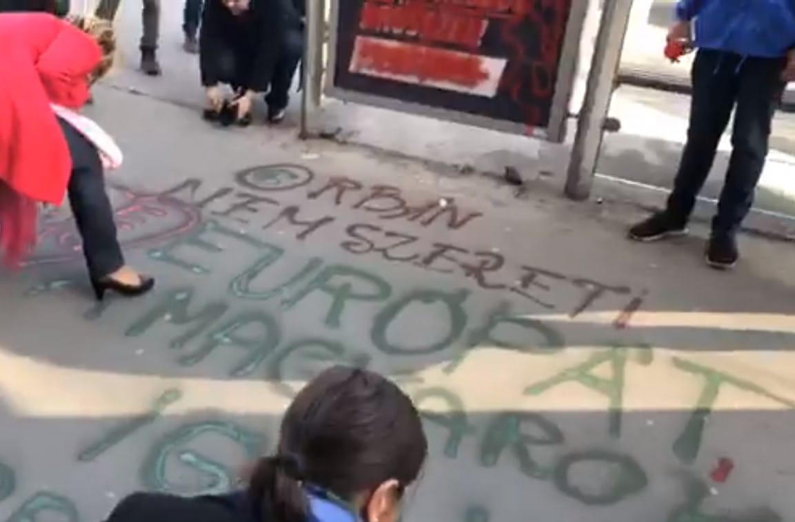 Kivonult az ellenzék a parlamentből, lefestik a kormány plakátjait – videók