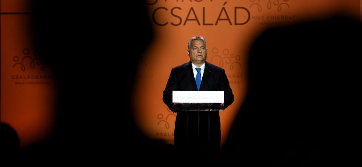 Orbán férfiak gyűrűjében beszélget a demográfiai problémákról