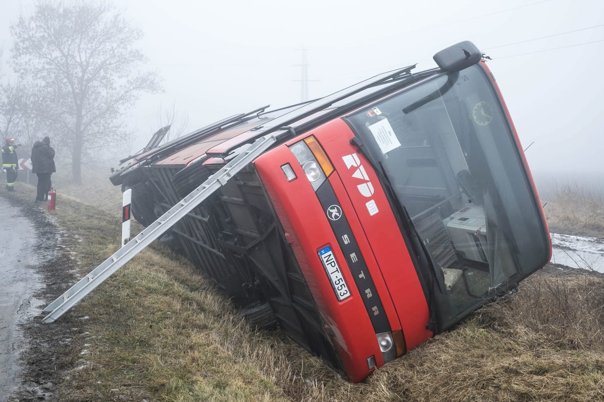 Árokba borult egy busz Kislángnál – 17 sérült