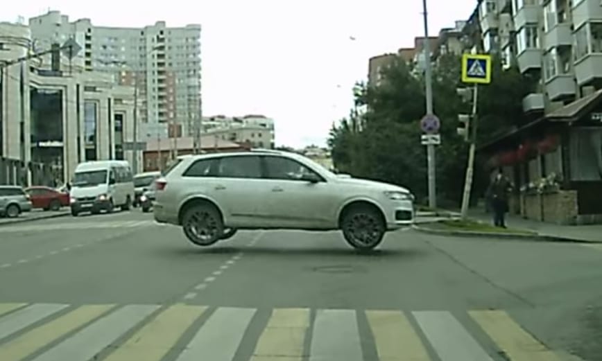 Forgalmas városi kereszteződésben ugratott egy Q7-es Audi – videó