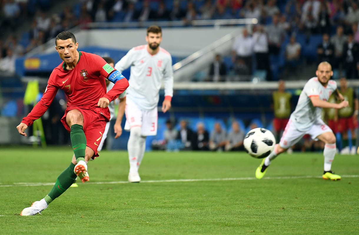 Videó: Úgy rúgja vissza a PET-palackot a szemetelő autósnak ez a lány, mint Ronaldo