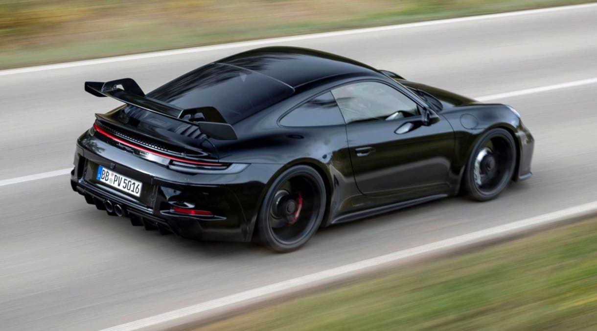 Jókora bálnauszonnyal és kéziváltóval érkezik az új Porsche 911 GT3 