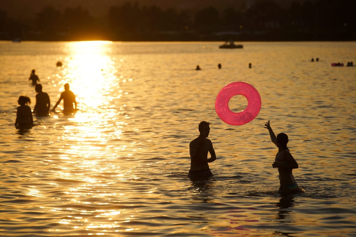 Gyerekek lopkodtak a velencei strandon