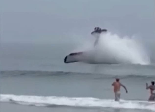 Kisrepülő csapódott az óceánba a strandolók között – videó