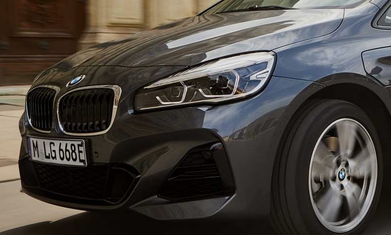 Nagyobb elektromos hatótávú lett a BMW zöld rendszámos 2-es modellje