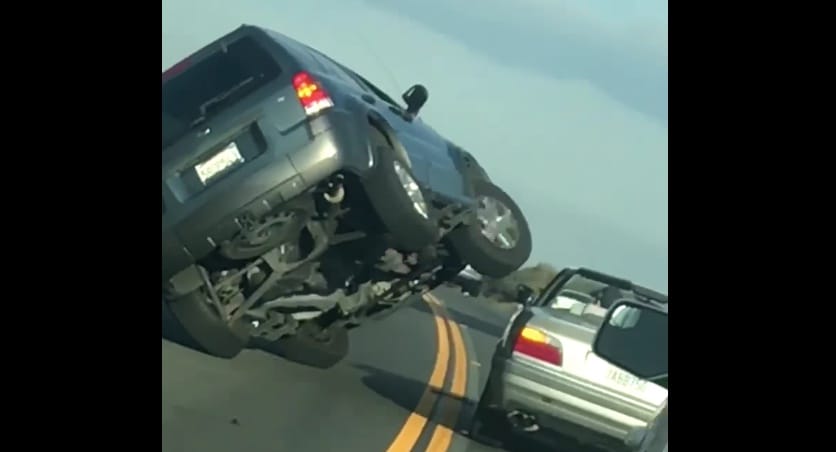 Instant karma: bosszút akart állni a sofőr a BMW-sen, de ő húzta a rövidebbet – videó