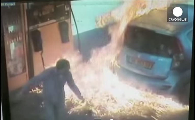 Tankolás közben gyújtott fel egy autót Izraelben egy nő – videó